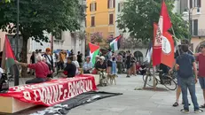 Il presidio pro-Pal a sostegno della Freedom flotilla in piazza Rovetta - © www.giornaledibrescia.it