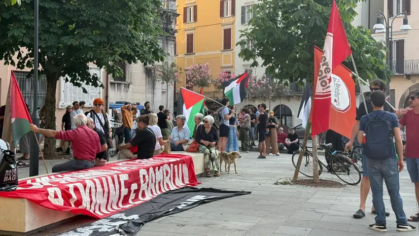 Il presidio pro-Pal a sostegno della Freedom flotilla in piazza Rovetta - © www.giornaledibrescia.it