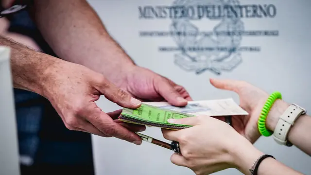 Affluenza alle urne per i referendum in una scuola primaria. Torino 08 giugno 2025 ANSA/TINO ROMANO
