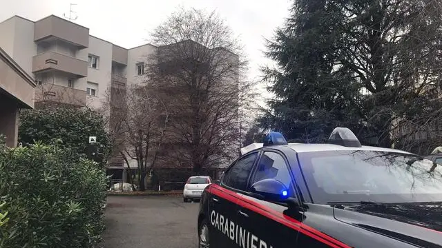 Un uomo di 54 anni ha ucciso la madre 81enne e si è tolto la vita impiccandosi. L'omicidio-suicidio è avvenuto a Saronno (Varese), nell'abitazione di via Fratelli Cervi dove madre e figlio vivevano. I corpi sono stati scoperti da una vicina di casa nella mattinata di oggi: madre e figlio erano nella camera da letto della donna. Secondo quanto ricostruito dai carabinieri della compagnia di Saronno, coordinati dalla procura di Busto Arsizio (Varese), il dramma famigliare sarebbe scaturito dalle problematiche condizioni di salute dell'81enne tali da esasperare il figlio sino all'estremo gesto, 08 gennaio 2024. ANSA