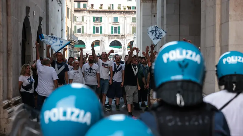 Sport Cronaca Tavola indetta dalla Loggia per salvare il Brescia nella foto protesta 1911 caschi blu in assetto antisommossa 09/06/2025 Comincini©NewReporter