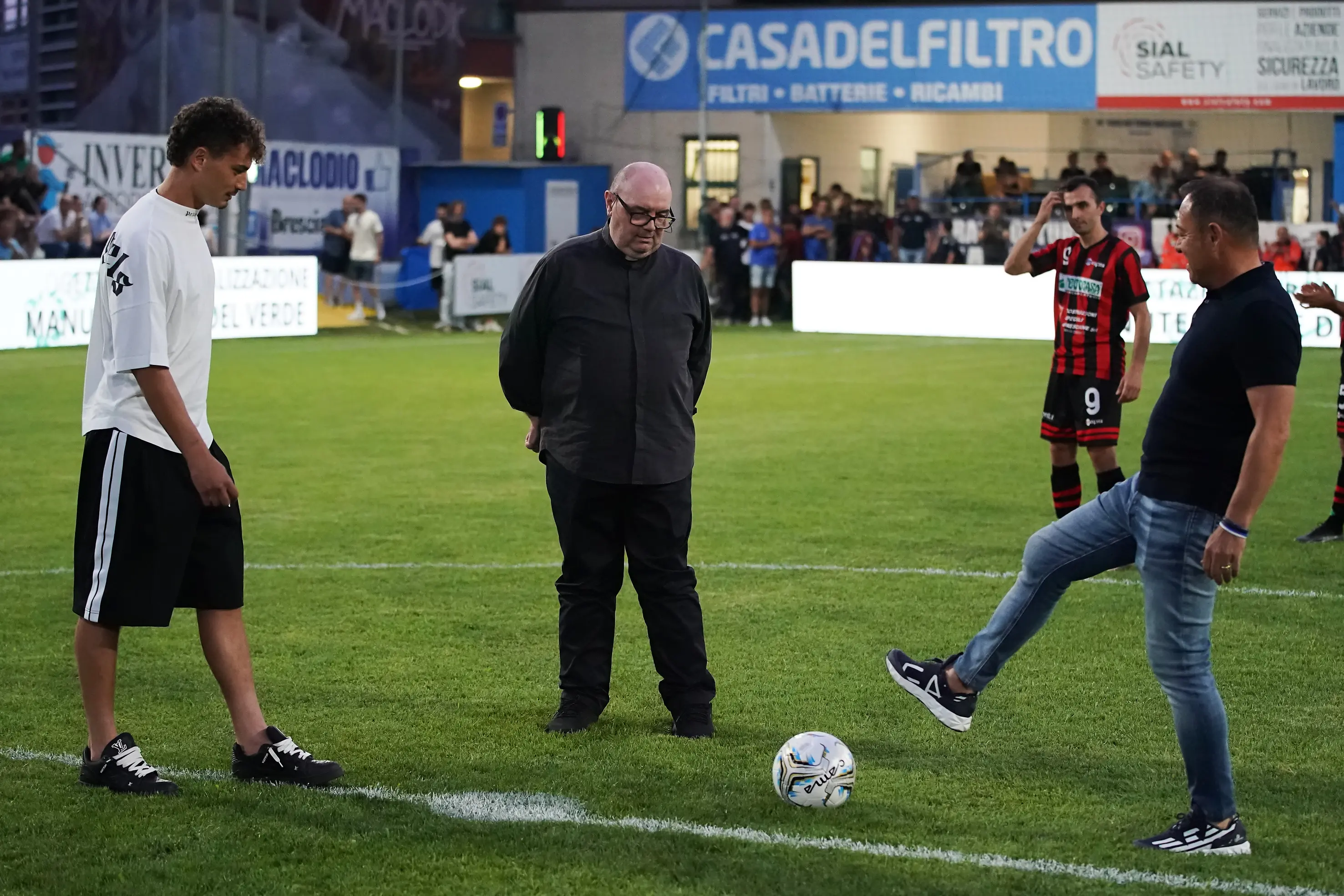 SPORT CALCIO 46¡ GRAN NOTTURNO MACLODIO G1 INAUGURAZIONE TECNOCASA/FC IMMOBILIARE/BOSCO REGIO/CSB/VEROLANUOVA - ALICE COSTRUZIONI/CHIARI NELLA FOTO CALCIO D'INIZIO INAUGURAZIONE 09-06-2025 perteghella@newreporter