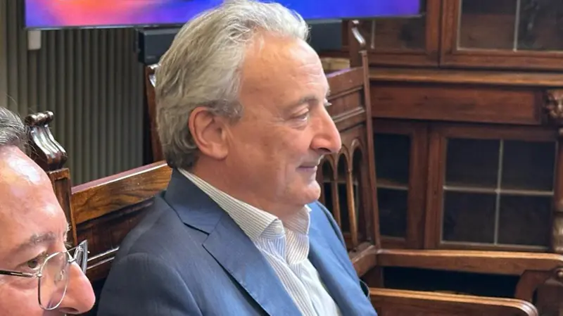 Giuseppe Pasini in Loggia durante il confronto - © www.giornaledibrescia.it