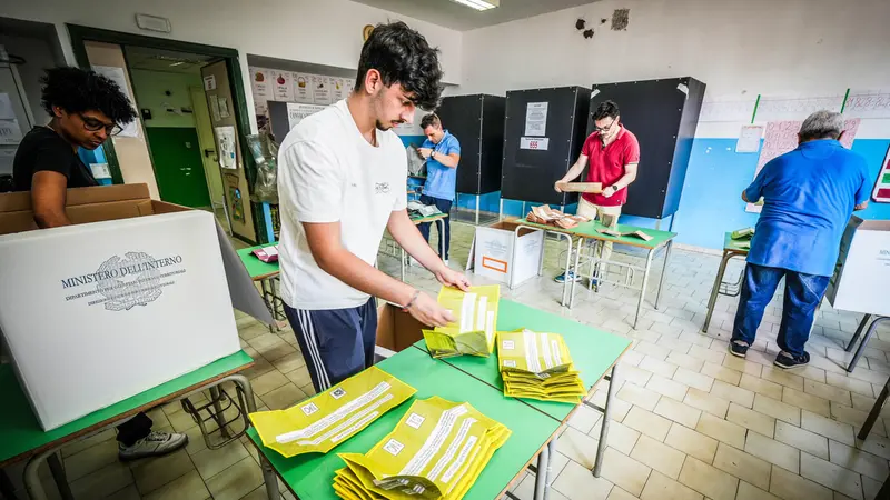 Lo spoglio dell'urna contente le schede referendarie sulla cittadinanza - Foto Ansa © www.giornaledibrescia.it