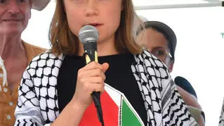 L'attivista svedese Greta Thunberg (c) durante l'incontro con l'equipaggio del Madleen, il veliero della ong Freedom Flotilla in partenza dal porticciolo di San Giovanni Li Cuti e diretto a Gaza, Catania, 01 giugno 2025. ANSA/ORIETTA SCARDINO