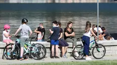 Alcuni ragazzi con le mamme ai giardini a lago a Como durante il primo fine settimana da quando è iniziata la Fase2 dell'emergenza sanitaria da Coronavirus. Como 9 Maggio 2020. ANSA / MATTEO BAZZI