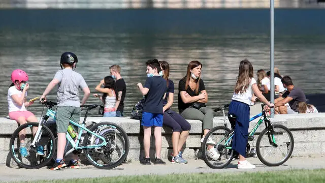 Alcuni ragazzi con le mamme ai giardini a lago a Como durante il primo fine settimana da quando è iniziata la Fase2 dell'emergenza sanitaria da Coronavirus. Como 9 Maggio 2020. ANSA / MATTEO BAZZI