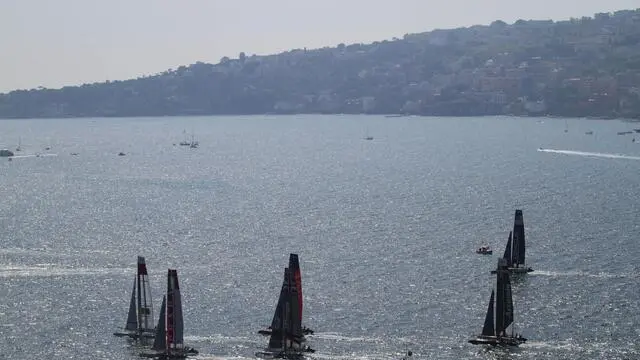 Un momento, visto dall'alto, delle gare preliminari per l'America's Cup, 19 aprile 2013 a Napoli. A panoramic view of the preliminary races for the America's Cup in the Gulf of Naples, southern Italy, 19 April 2013. Naples is getting its second taste of the America's Cup experience this week, with nine of the world's best sailing teams in town for the series that helps them prepare for this summer's big event in San Francisco. ANSA/CESARE ABBATE