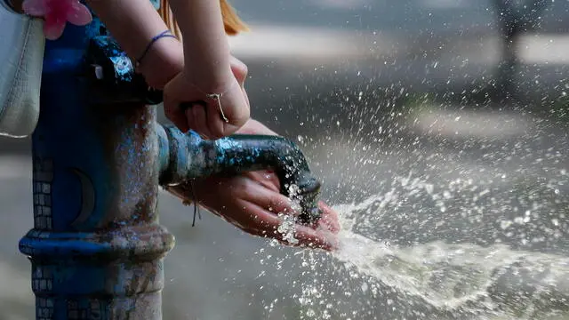 epa12154735 People use a street water tap in downtown Zagreb, Croatia, 04 June 2025. In the last few days, Croatia and Zagreb have experienced warmer weather with temperatures exceeding 32 degrees Celsius. EPA/ANTONIO BAT