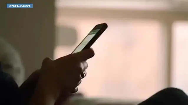 (FRAME) La polizia postale del Veneto, al termine di una complessa attività di indagine, coordinata dalla procura di Venezia e dal Centro nazionale per il contrasto alla pedopornografia online, ha tratto in arresto sei persone per diffusione e detenzione di ingente quantità di materiale pedopornografico, nel corso dell'esecuzione di 7 perquisizioni in tutta la Regione. L'operazione, denominata "Custodia Pro Spes", ha avuto origine da alcune segnalazioni di attività illecite su piattaforme di scambio di file. Nel corso di alcune delle perquisizioni avvenute nelle Province di Venezia, Belluno, Rovigo, Vicenza, Padova e Verona sono stati trovati i computer accesi e collegati alla rete mentre stavano scaricando e condividendo file illeciti. Gli arrestati, di varie estrazioni sociali e tutti di sesso maschile, hanno un'età compresa tra 51 e 70 anni. Durante una delle perquisizioni è stata trovata anche una "collezione" di materiale illecito accuratamente catalogato e meticolosamente archiviato in raccoglitori di dvd. ANSA/POLIZIA ANSA PROVIDES ACCESS TO THIS HANDOUT PHOTO TO BE USED SOLELY TO ILLUSTRATE NEWS REPORTING OR COMMENTARY ON THE FACTS OR EVENTS DEPICTED IN THIS IMAGE; NO ARCHIVING; NO LICENSING NPK