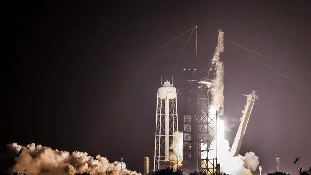epa12043969 NASA's SpaceX CRS-32 mission in a SpaceX Dragon spacecraft on a Falcon 9 rocket lifts off from Launch Complex 39A at Kennedy Space Center in Florida, USA, 21 April 2025. According to NASA, the SpaceX 32nd commercial resupply services mission is heading to the International Space Station with experiments that include research on whether plant DNA responses in space correlate to human aging and disease, and measuring the precise effects of gravity on time. EPA/CRISTOBAL HERRERA-ULASHKEVICH