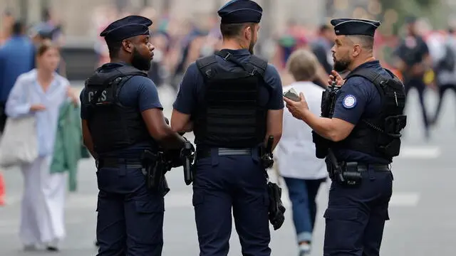 epa11497141 French police forces patrol the perimeter ahead of the Opening Ceremony of the Paris 2024 Olympic Games, in Paris, France, 26 July 2024. EPA/RONALD WITTEK