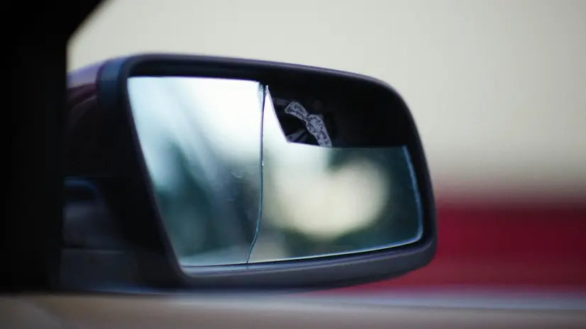 Lo specchietto di un'auto rotto - Foto Pexels © www.giornaledibrescia.it