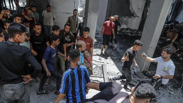 epa12161983 GRAPHIC CONTENT - A man carries the body of a child recovered from the rubble of a destroyed house following an Israeli airstrike on Al Sabra neighborhood in Gaza City, the Gaza Strip, 07 June 2025. According to the Palestinian Civil Defense in Gaza, at least 15 people were killed and several others were injured after the strike. More than 54,600 Palestinians have been killed in the Gaza Strip, according to the Palestinian Ministry of Health, since Israel launched a military campaign in the strip in response to a cross-border attack led by the Palestinian militant group Hamas on 07 October 2023, in which about 1,200 Israelis were killed and more than 250 taken hostage. EPA/MOHAMMED SABER -- ATTENTION EDITORS: GRAPHIC CONTENT --