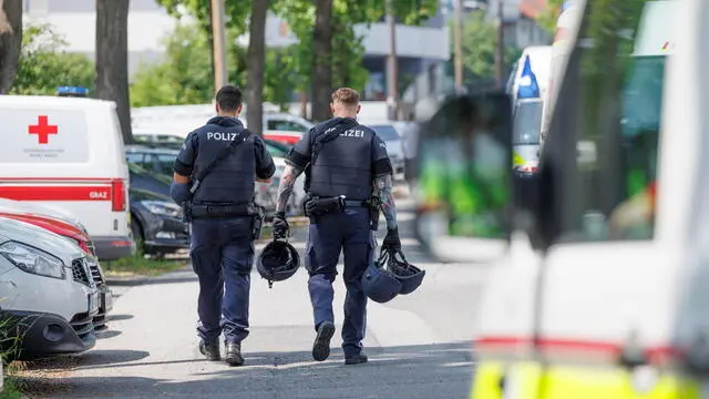 epaselect epa12167708 Police walk outside the Dreierschützengasse high school following a shooting in Graz, Austria, 10 June 2025. At least nine people were killed in the incident, including the shooter, authorities confirmed. EPA/ERWIN SCHERIAU
