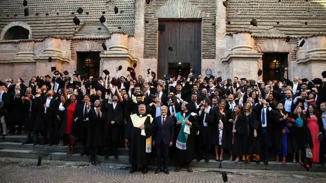 Romano Prodi interviene alla cerimonia di consegna dei diplomi del corso post laurea della Bologna Business School.Il tradizionale lancio in aria del"tocco" alla proclamaizone dei neo-diplomati. Bologna, 6 Luglio 2018. ANSA / GIORGIO BENVENUTI