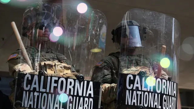epa12167408 The California National Guard protects the Federal Building during protests sparked by immigration raids in Los Angeles, California, USA, 09 June 2025. US President Donald Trump has deployed 2,000 National Guard troops, despite not receiving a request from the state of California for any additional assistance, following large protests against ongoing immigration enforcement raids in the Los Angeles area over the last couple of days. EPA/ALLISON DINNER