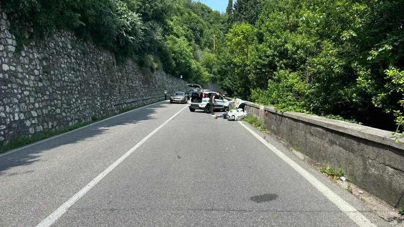La moto a terra dopo l'uscita di strada © www.giornaledibrescia.it