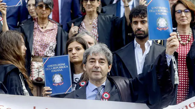 Cesare Parodi, presidente Anm, partecipa alla protesta di Anm contro la riforma Nordio davanti all’ingresso di Palazzo di Giustizia a Milano, 10 giugno 2025. ANSA/MOURAD BALTI TOUATI