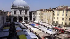 Il mercato del sabato in piazza Loggia