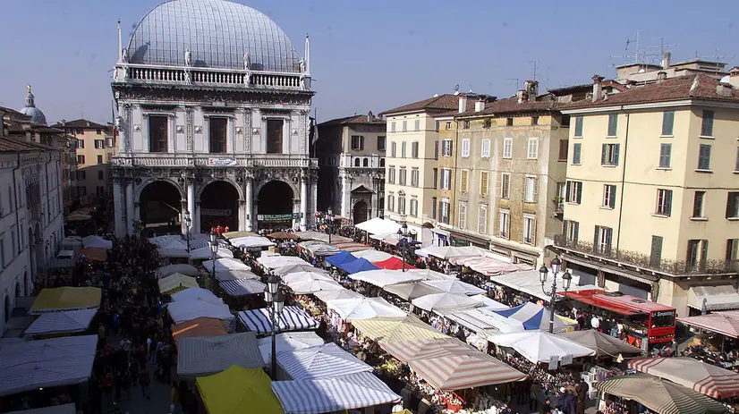 Il mercato del sabato in piazza Loggia
