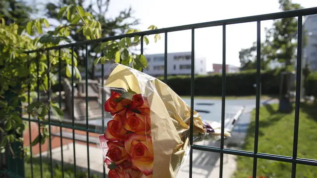 epa12168165 A flower bouquet is placed in tribute to the victims, at the fence of the Dreierschutzengasse high school following a shooting in Graz, Austria, 10 June 2025. At least nine people were killed in the incident, including the shooter, authorities confirmed. EPA/ANTONIO BAT