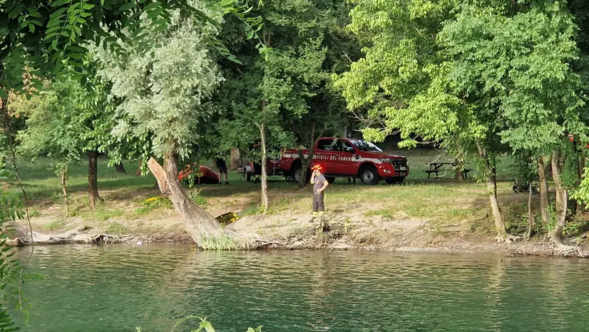 I Vigili del fuoco lungo le rive del fiume Oglio dove sono in corso le ricerche © www.giornaledibrescia.it