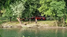 I Vigili del fuoco lungo le rive del fiume Oglio dove sono in corso le ricerche © www.giornaledibrescia.it