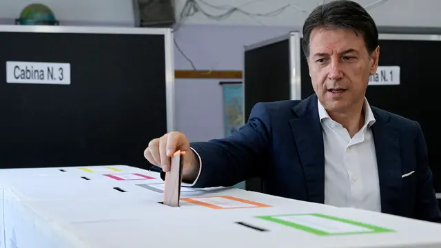 Il presidente del Movimento 5 Stelle, Giuseppe Conte, mentre vota al seggio elettorale per il referendum, Roma, 08 giugno 2025. ANSA/RICCARDO ANTIMIANI