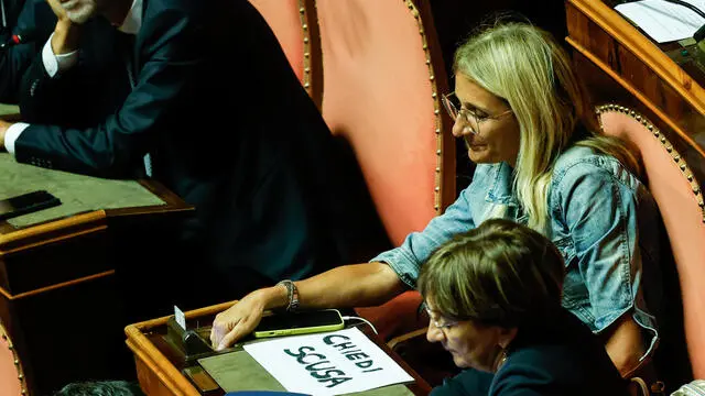 Simona Malpezzi con cartello con scritto '' Chiedi Scusa'' diretto al sottosegretario Andrea Delmastro Delle Vedove contestato dal Pd in Senato durante le votazioni del ddl su disposizioni sanzionatorie per danneggiamenti dei Beni Culturali, Roma, 11 Luglio 2023. ANSA/GIUSEPPE LAMI