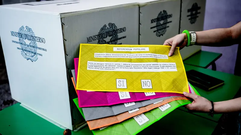 Le cinque schede del referendum su lavoro e cittadinanza - foto Ansa © www.giornaledibrescia.it