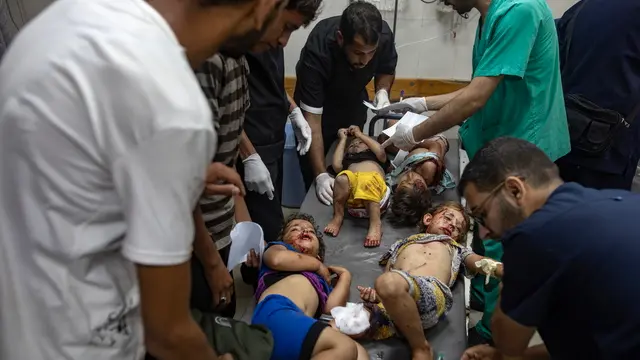 epa12161781 GRAPHIC CONTENT - Injured Palestinian children receive treatment at Nasser Hospital after Israeli aistrikes hit near the tents of displaced persons west of Khan Yunis, southern Gaza Strip, late 06 June 2025 (issued 07 June 2025). More than 54,600 Palestinians have been killed in the Gaza Strip, according to the Palestinian Ministry of Health, since Israel launched a military campaign in the strip in response to a cross-border attack led by the Palestinian militant group Hamas on 07 October 2023, in which about 1,200 Israelis were killed and more than 250 taken hostage. EPA/HAITHAM IMAD -- ATTENTION EDITORS: GRAPHIC CONTENT