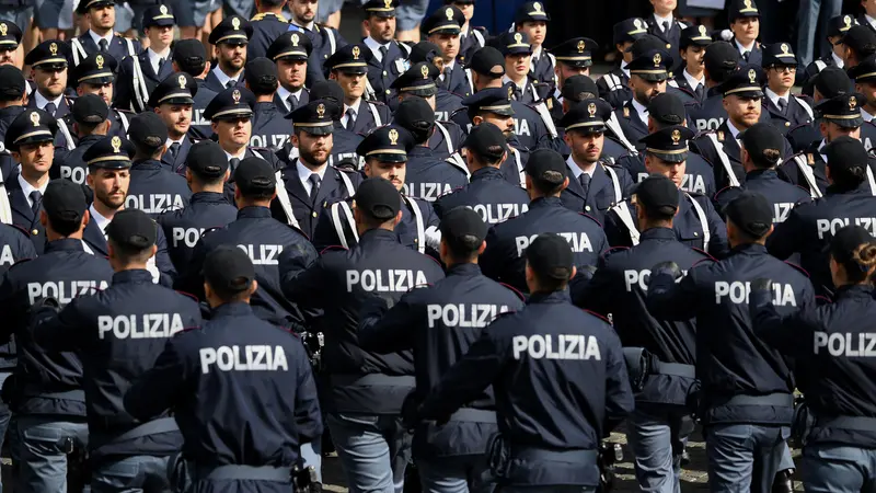 Una cerimonia della Polizia di Stato in piazza del Popolo - Foto Ansa © www.giornaledibrescia.it