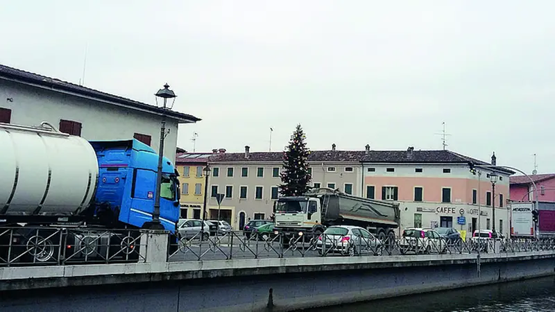 Il traffico al centro di Isorella - © www.giornaledibrescia.it
