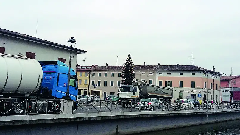 Il traffico al centro di Isorella - © www.giornaledibrescia.it