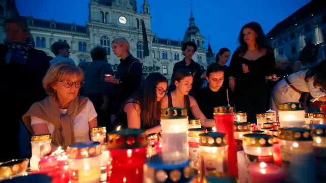 epaselect epa12168912 People light candles for the victims of a school shooting at Hauptplatz square in Graz, Austria, 10 June 2025. At least nine people were killed in the incident, including the shooter, authorities confirmed. EPA/ANTONIO BAT
