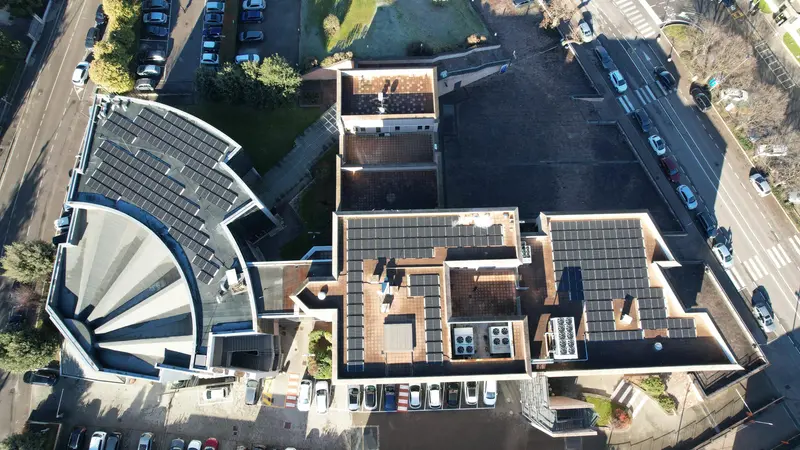 L’impianto fotovoltaico realizzato a inizio 2025 sul tetto della Sede Generale di BCC Garda, che porta a una mancata emissione annuale di circa 37 tonnellate di anidride carbonica