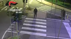 Un fermo immagine tratto da un video diffuso il 13 ottobre 2024 mostra Daniele Rezza, il 18enne di Rozzano che ha ucciso Manuel Mastropasqua, a Rozzano. ANSA/CARABINIERI +++ ANSA PROVIDES ACCESS TO THIS HANDOUT PHOTO TO BE USED SOLELY TO ILLUSTRATE NEWS REPORTING OR COMMENTARY ON THE FACTS OR EVENTS DEPICTED IN THIS IMAGE; NO ARCHIVING; NO LICENSING +++ NPK++