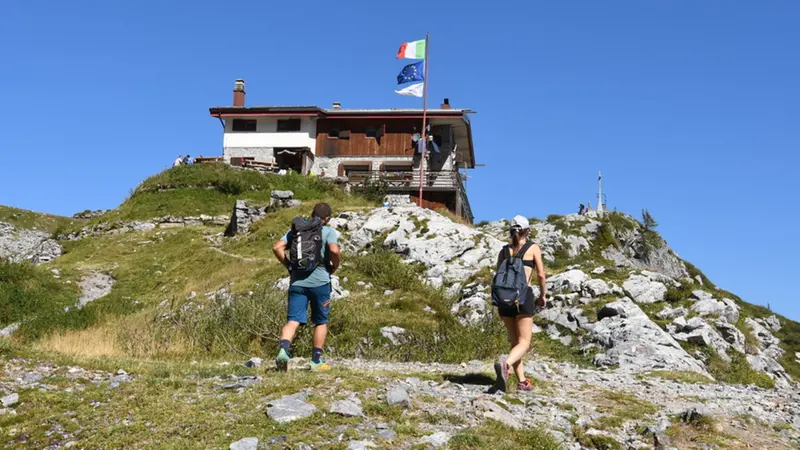 Il rifugio Albani, costruito nel 1967, è l’ideale per un’escursione estiva