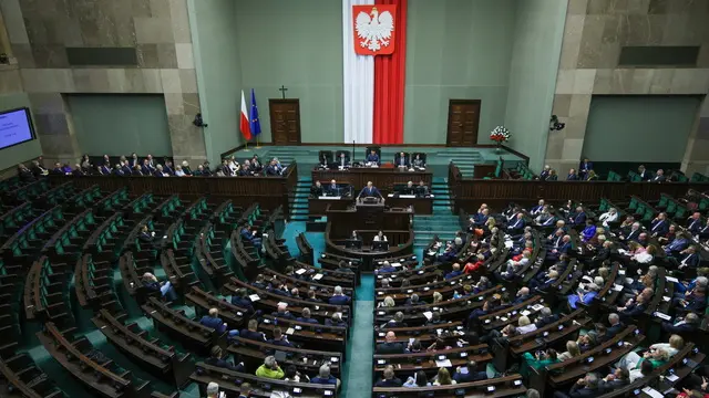 epaselect epa12169509 Poland's Prime Minister Donald Tusk (C) delivers a policy speech to the lower house and asks parliament for a vote of confidence to reaffirm support for his government at the Sejm building in Warsaw, Poland, 11 June 2025. On 02 June, Tusk announced he would request a vote of confidence in his coalition government after his candidate, Rafal Trzaskowski, lost the presidential election. EPA/RAFAL GUZ POLAND OUT