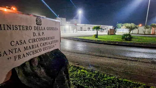 L'esterno del carcere di Santa Maria Capua Vetere dove, come denuncia la Uil, ci sono stati disordini tra i reclusi e la polizia penitenziaria, 4 gennaio 2024. ANSA/ CIRO FUSCO