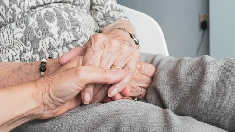 Una paziente anziana malata oncologica