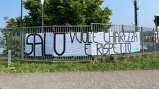 Lo striscione dei tifosi della Feralpi - © www.giornaledibrescia.it
