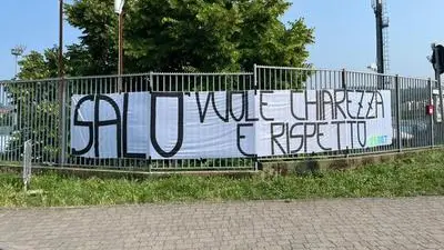 Lo striscione dei tifosi della Feralpi - © www.giornaledibrescia.it