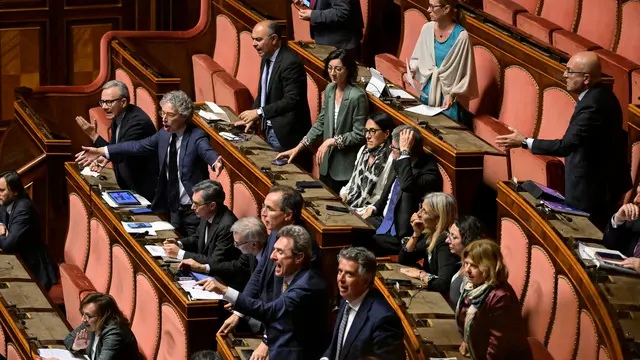 La protesta dei senatori dell’opposizione durante il voto di fiducia sul dl sicurezza al Senato, Roma, 4 giugno 2025. ANSA/RICCARDO ANTIMIANI