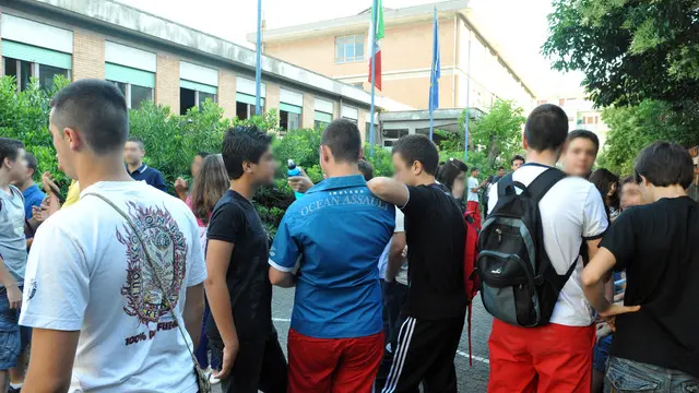 20100614 - EDU - ROMA - SCUOLA MEDIA: PRIMO GIORNO DI ESAME Ragazzi in attesa della campanella per entrare nell'Istituto Secondario di I Grado Ludovico Pavoni di Tor Pignattara per la prima prova d'esame di scuola media, oggi 14 giugno 2010. ANSA / CLAUDIO PERI