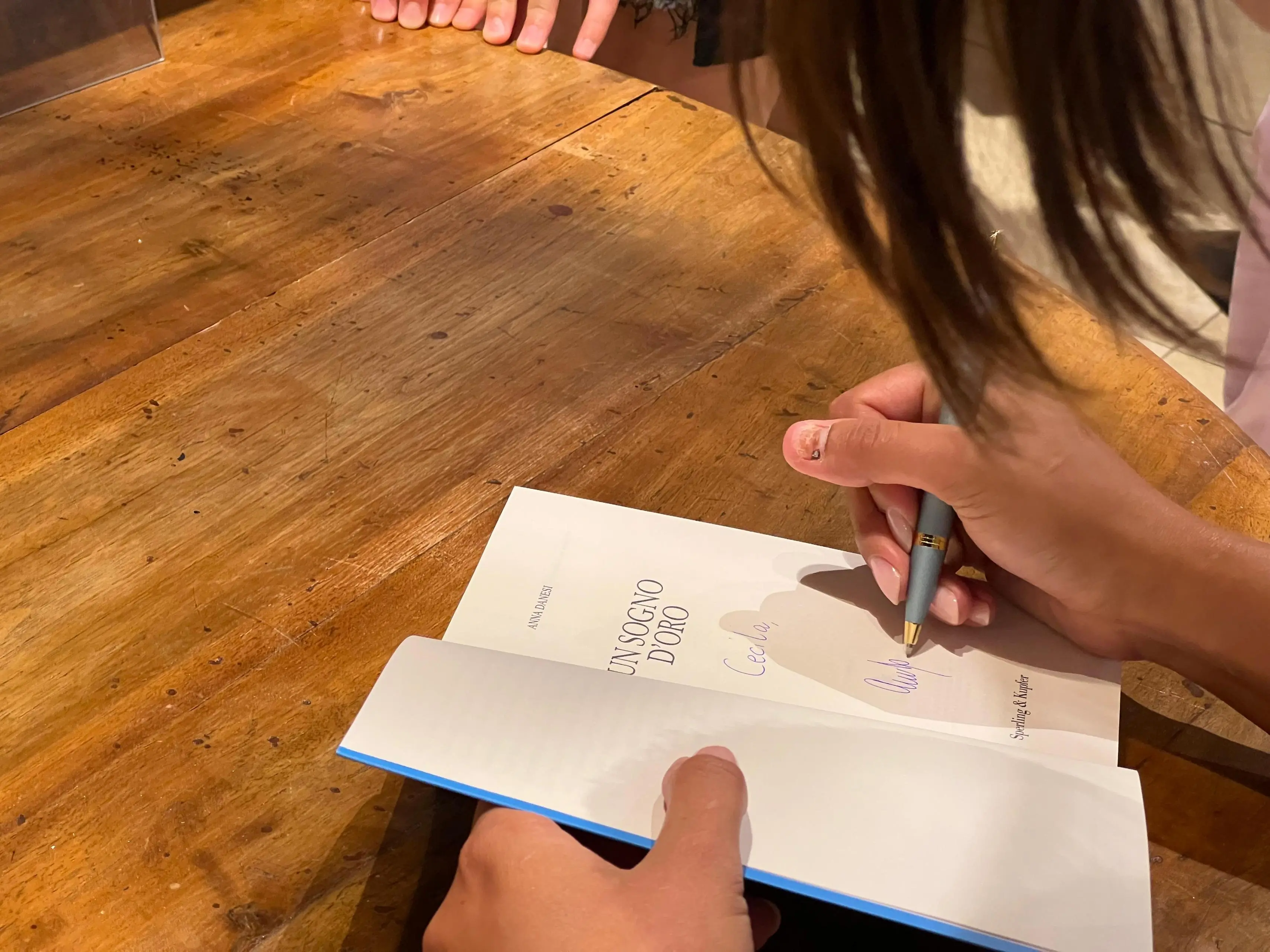 Anna Danesi incontra i fans al firma copie alle Rondinelle