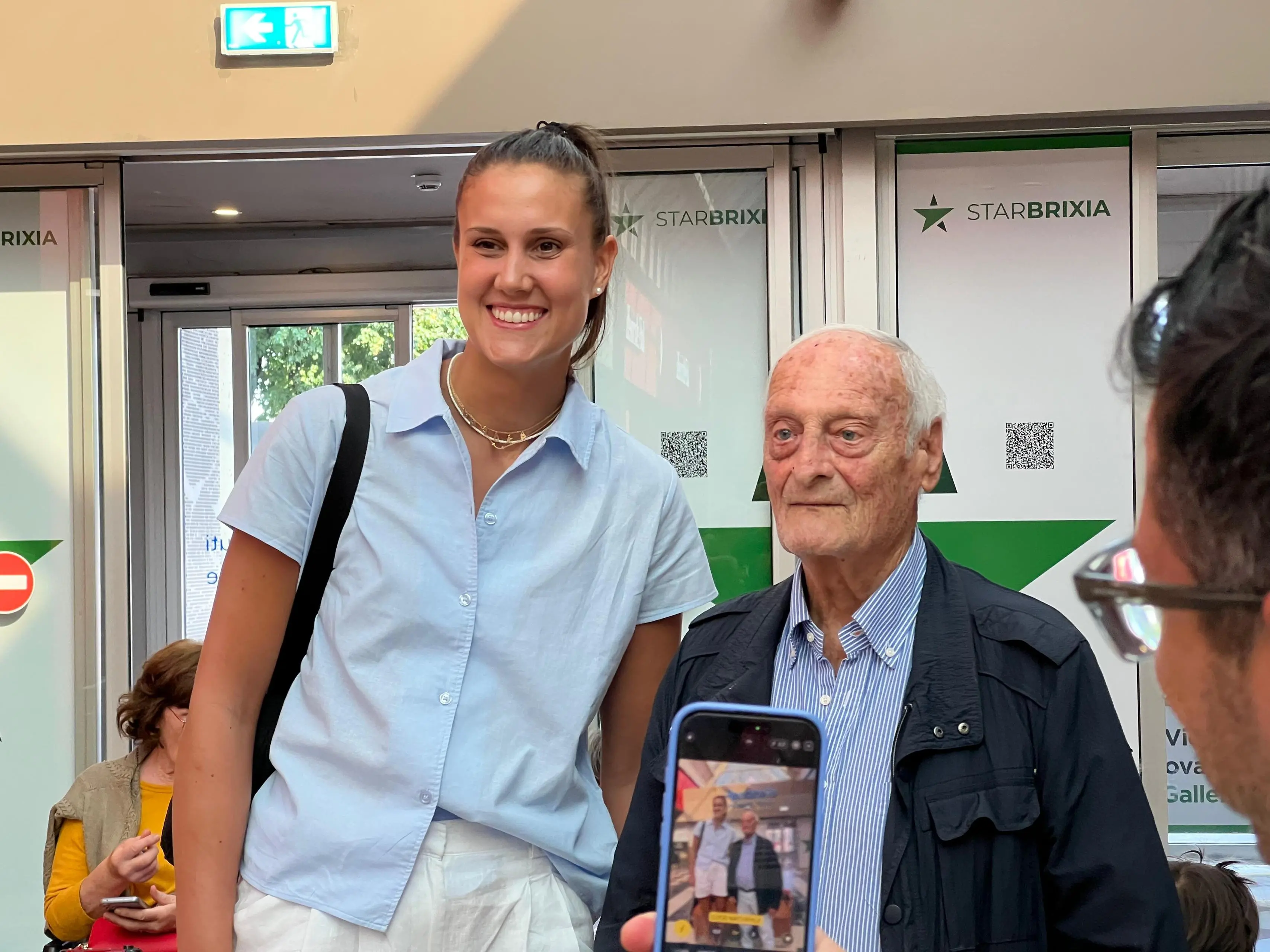 Anna Danesi incontra i fans al firma copie alle Rondinelle