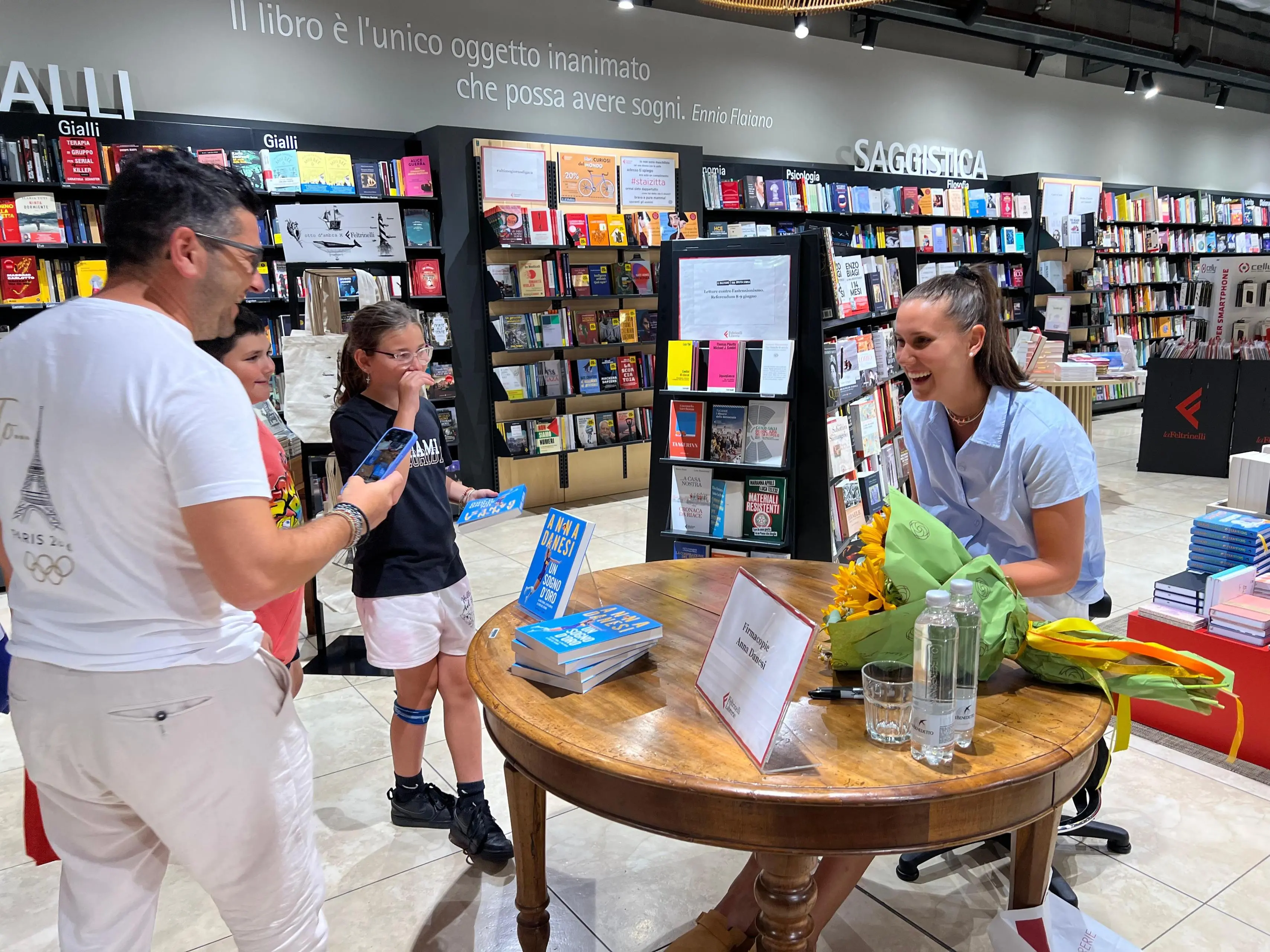 Anna Danesi incontra i fans al firma copie alle Rondinelle