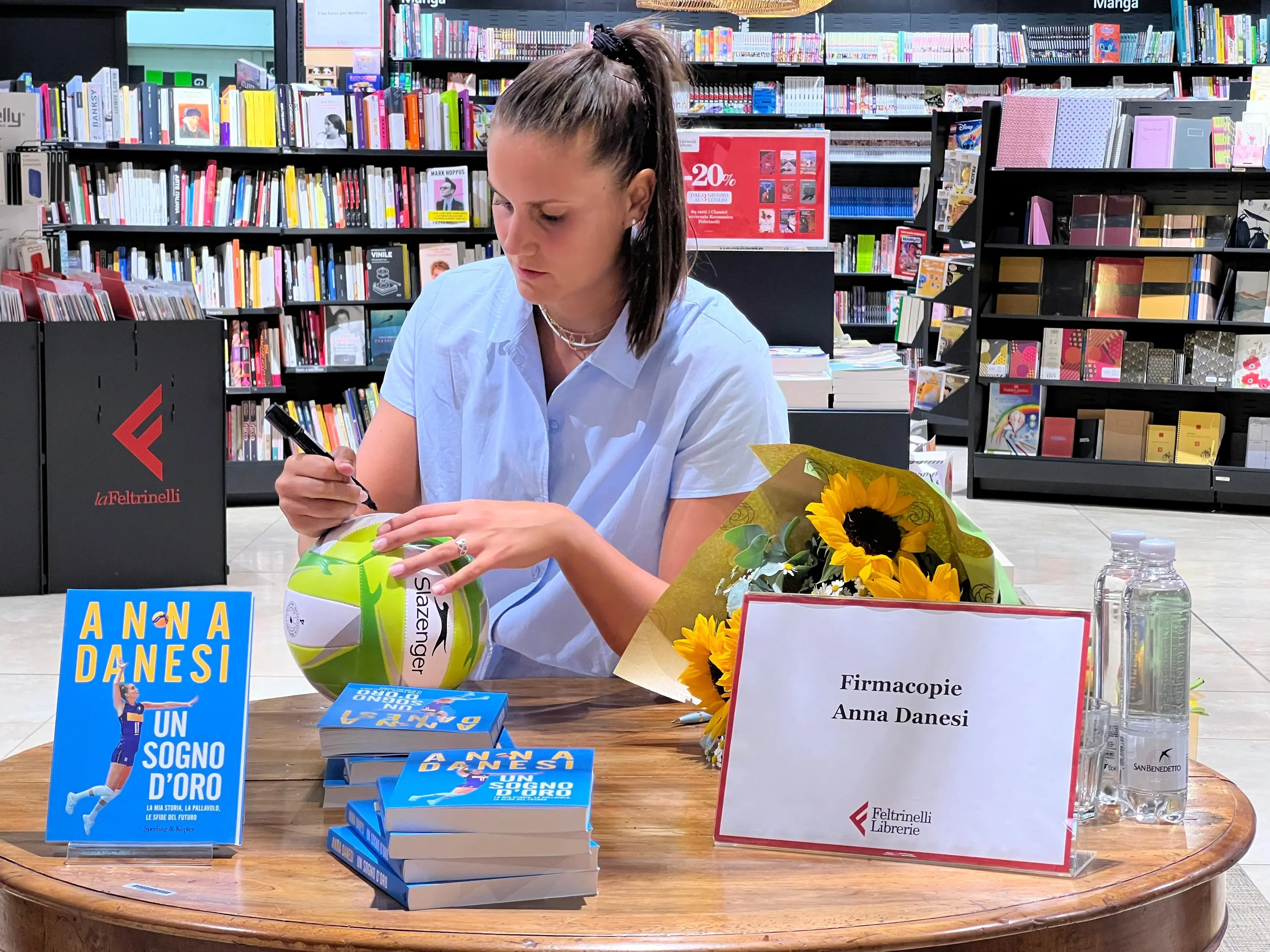 Anna Danesi incontra i fans al firma copie alle Rondinelle